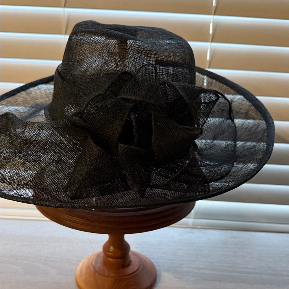 Elegant Black Wide-Brim Hat